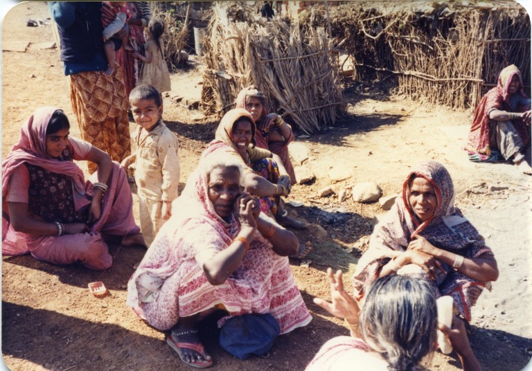 Bhopal 1985 slums across from Union Carbide