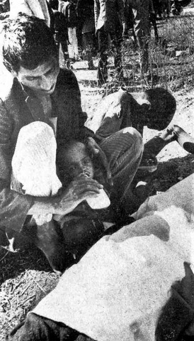 Bhopal 1984 Father and two sons by body of the mother