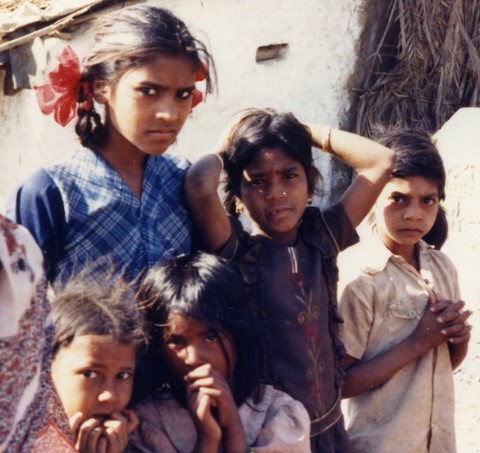 Bhopal 1985 slums across Union Carbide plant