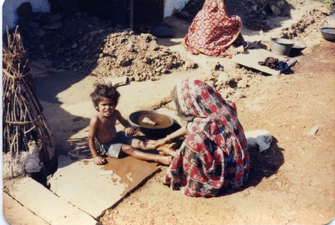 Bhopal 1985 slums across from Union Carbide plant