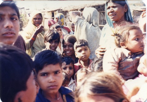 Bhopal 1985 slums across Union Carbide plant